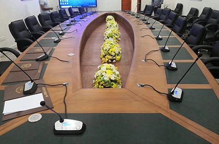 Sistema inteligente de conferencias de audio para la sala de conferencias MOI en Kuwait