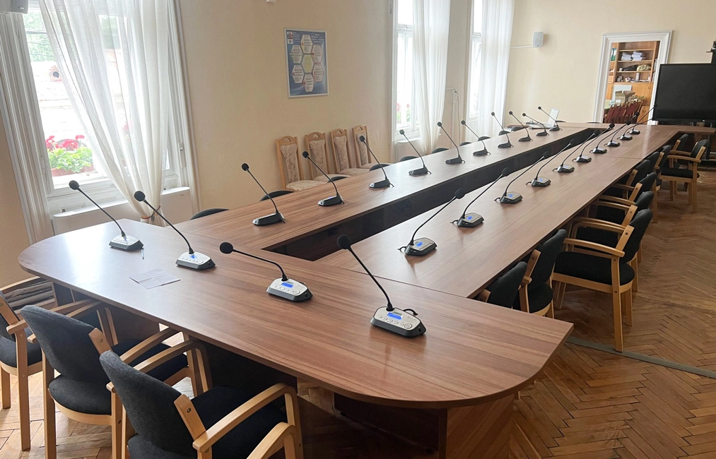 Sistema inteligente de conferencias para el Ayuntamiento de Gherla en Rumania